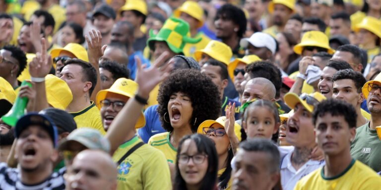 Torcedores se reúnem no centro de SP para assistir ao jogo do Brasil torcedores-se-reunem-no-centro-de-sp-para-assistir-ao-jogo-do-brasil