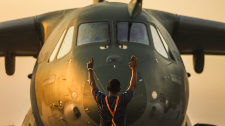Da Embraer à Avibrás: Corrida armamentista global favorece indústria bélica brasileira da-embraer-a-avibras:-corrida-armamentista-global-favorece-industria-belica-brasileira
