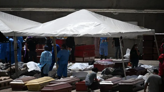 Porto Em La Guaira, Na Venezuela, Vira Necrotério A Céu Aberto Após Terremotos porto-em-la-guaira,-na-venezuela,-vira-necroterio-a-ceu-aberto-apos-terremotos