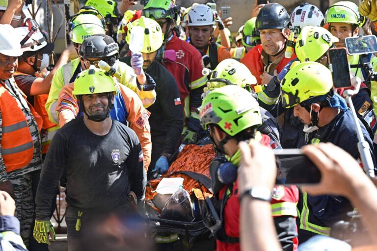 vigilante-e-resgatado-com-vida-apos-8-dias-dos-terremotos-na-venezuela