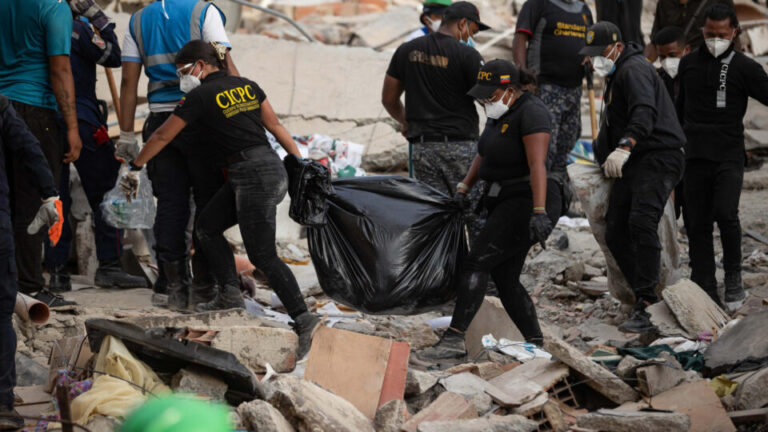 agentes-chavistas-roubam-dinheiro-entre-escombros-e-revoltam-moradores-na-venezuela