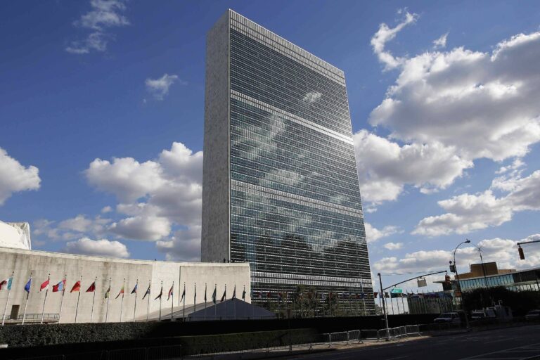 homem-morre-apos-colocar-fogo-em-si-mesmo-em-frente-a-sede-da-onu-em-nova-york