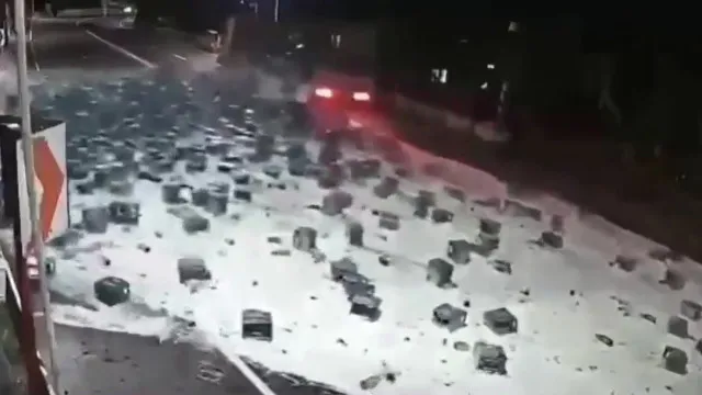 Caminhão Derruba 2 Mil Garrafas De Cerveja E Vídeo Viraliza; Veja caminhao-derruba-2-mil-garrafas-de-cerveja-e-video-viraliza;-veja