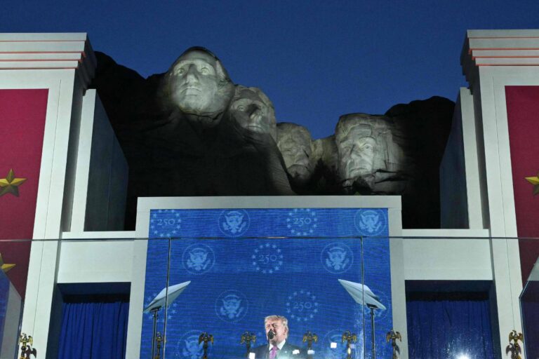 no-monte-rushmore,-trump-chama-opositores-de-‘malignos’-e-‘comunistas’