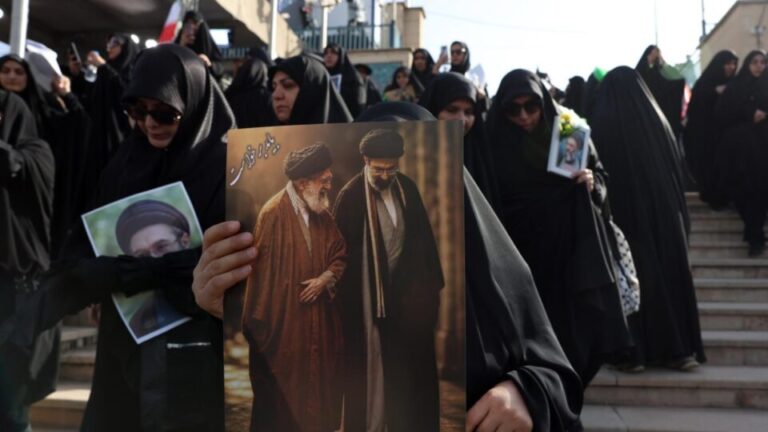 funeral-de-ali-khamenei-comeca-com-gritos-de-vinganca-contra-trump-em-teera