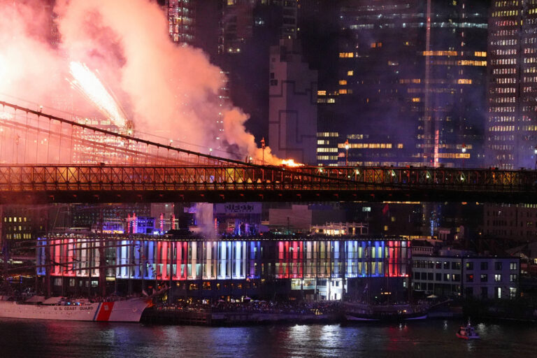 Ponte do Brooklyn pega fogo brevemente em show de fogos dos 250 anos dos EUA ponte-do-brooklyn-pega-fogo-brevemente-em-show-de-fogos-dos-250-anos-dos-eua
