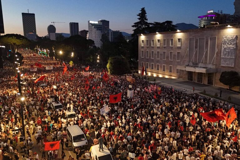 Milhares protestam na Albânia contra resort de luxo da família Trump milhares-protestam-na-albania-contra-resort-de-luxo-da-familia-trump