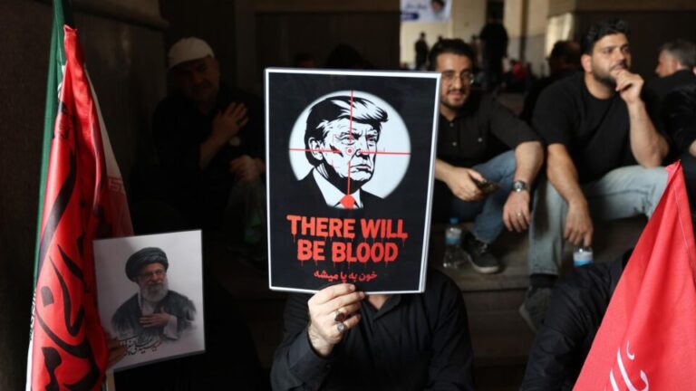imagem-de-trump-e-apedrejada-e-radicais-pedem-sua-morte-durante-funeral-de-khamenei