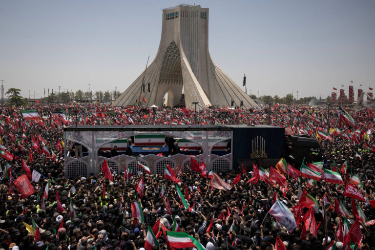 Cortejo fúnebre de Ali Khamenei reúne multidão em Teerã sob ameaças contra Trump e Israel cortejo-funebre-de-ali-khamenei-reune-multidao-em-teera-sob-ameacas-contra-trump-e-israel