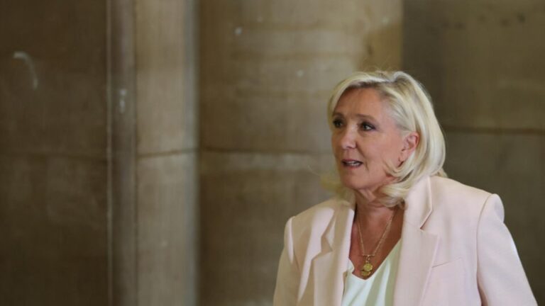 Tribunal da França reduz pena e Le Pen poderá concorrer na eleição de 2027 tribunal-da-franca-reduz-pena-e-le-pen-podera-concorrer-na-eleicao-de-2027