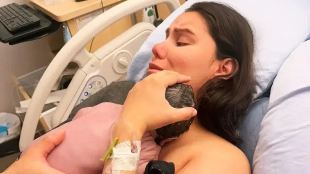 Jovem Dá à Luz Dormindo E Bebê Fica Protegido Por Cobertores jovem-da-a-luz-dormindo-e-bebe-fica-protegido-por-cobertores