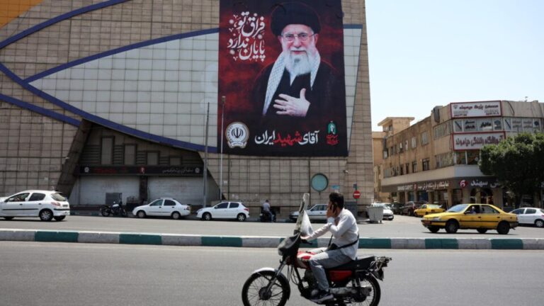 EUA atacam 90 alvos militares no Irã em meio ao encerramento do funeral de Khamenei eua-atacam-90-alvos-militares-no-ira-em-meio-ao-encerramento-do-funeral-de-khamenei