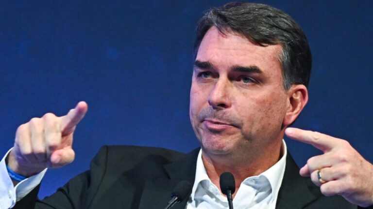 flavio-bolsonaro-propoe-zona-de-livre-comercio-com-eua-e-cita-acordo-com-milei