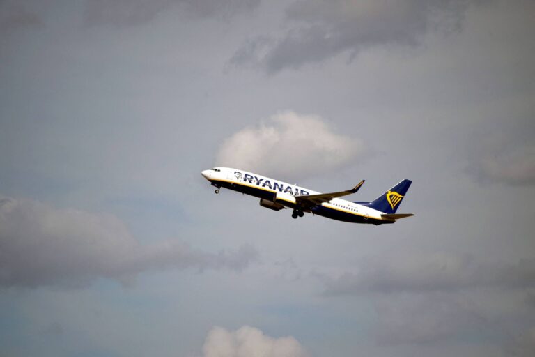 passageiro-e-parcialmente-sugado-para-fora-de-aviao-apos-janela-quebrar