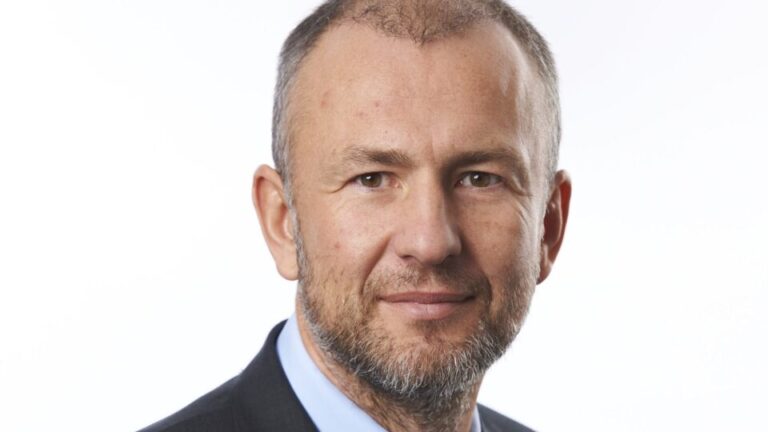 quem-e-andrey-melnichenko,-o-oligarca-mais-rico-da-russia-que-criticou-putin
