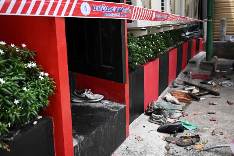 porta-trancada-pode-ter-impedido-fuga-em-incendio-que-matou-28-na-tailandia,-aponta-investigacao