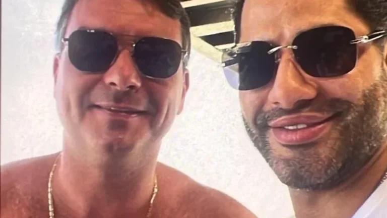 em-foto,-flavio-bolsonaro-aparece-ao-lado-de-sicario,-capanga-de-daniel-vorcaro