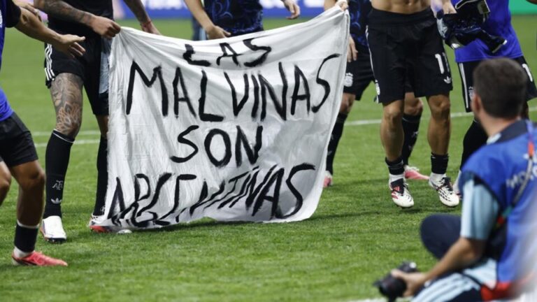 reino-unido-cobra-investigacao-da-fifa-apos-jogadores-argentinos-exibirem-faixa-sobre-malvinas