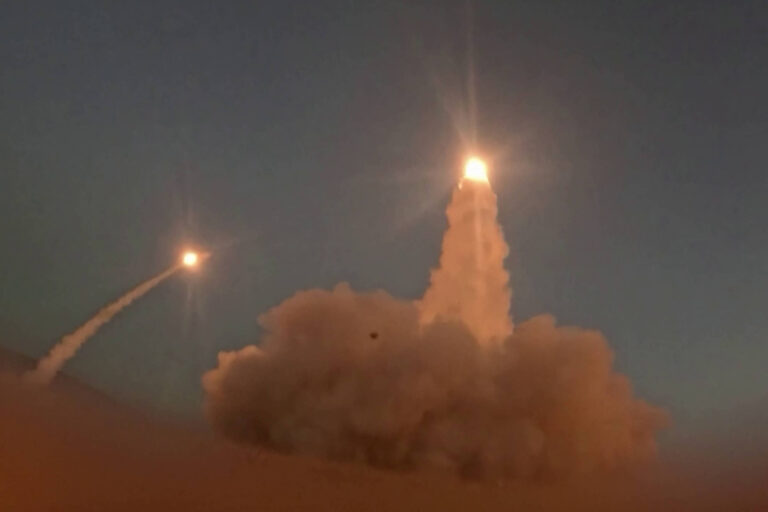 Irã atinge países do Golfo e mata dois militares americanos em ataque contra base na Jordânia ira-atinge-paises-do-golfo-e-mata-dois-militares-americanos-em-ataque-contra-base-na-jordania