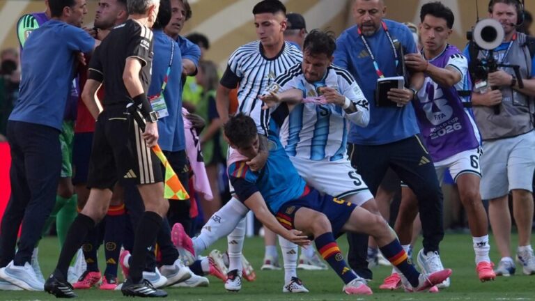 Ministro de Milei pede dignidade a jornalista inglês que chamou jogadores argentinos de bandidos ministro-de-milei-pede-dignidade-a-jornalista-ingles-que-chamou-jogadores-argentinos-de-bandidos