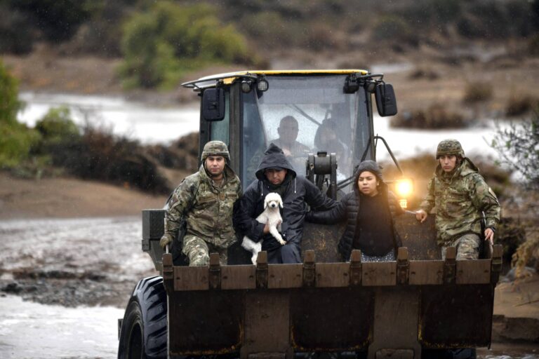 Chuvas isolam 100 mil pessoas no norte do Chile, que decreta calamidade chuvas-isolam-100-mil-pessoas-no-norte-do-chile,-que-decreta-calamidade