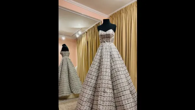 Estilista Cria Vestido De Noiva Com “lixo” Das Figurinhas Da Copa; Veja estilista-cria-vestido-de-noiva-com-“lixo”-das-figurinhas-da-copa;-veja