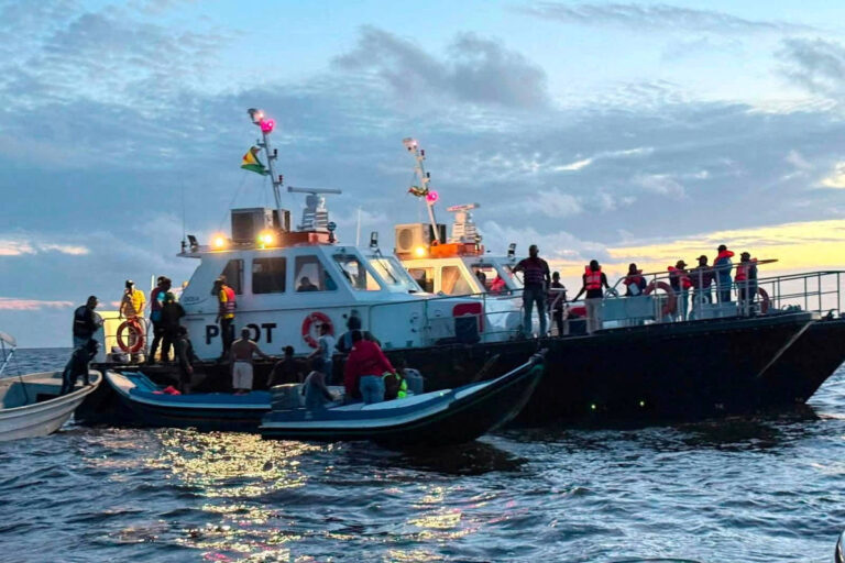 naufragio-de-balsa-deixa-27-mortos-e-83-desaparecidos-na-guiana