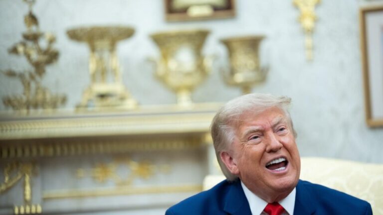 trump-diz-que-eua-vao-bombardear-uma-ponte-ou-usina-do-ira-a-cada-navio-atacado-em-ormuz