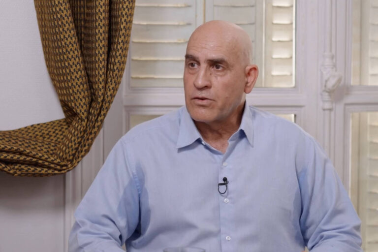 olheiro-de-modelos-ligado-a-epstein-e-encontrado-morto-na-franca