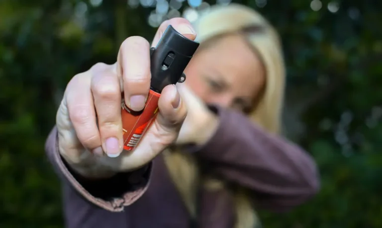 mulheres-podem-comprar-e-usar-spray-de-pimenta-para-defesa-pessoal