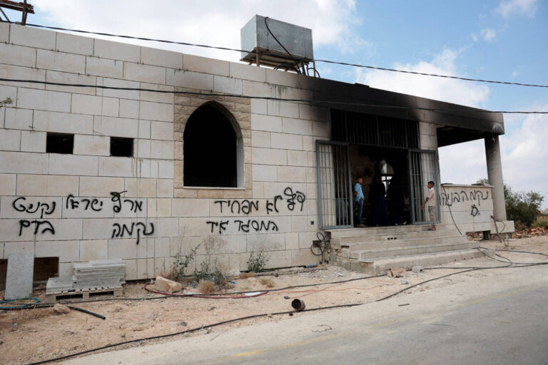 colonos-de-israel-incendiaram-e-picharam-mesquitas-na-cisjordania,-dizem-palestinos