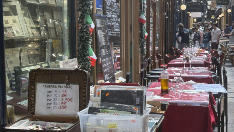 jantar-entre-selos:-a-galeria-mais-antiga-de-paris-que-atrai-colecionadores