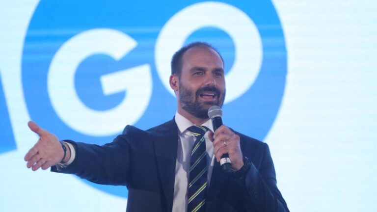 eduardo-bolsonaro-diz-que-milei-foi-ate-muito-educado-ao-chamar-moraes-de-lixo