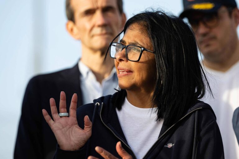 ministro-do-ira-diz-que-pais-‘nao-e-a-venezuela’,-e-regime-de-delcy-convoca-embaixador-em-caracas