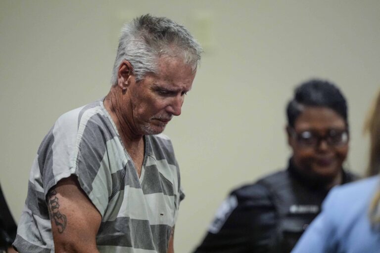 Pai de atirador que matou 4 em escola é condenado a 15 anos de prisão nos EUA pai-de-atirador-que-matou-4-em-escola-e-condenado-a-15-anos-de-prisao-nos-eua