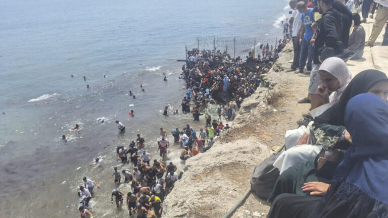 quase-50-mil-imigrantes-ilegais-chegam-em-poucas-horas-a-cidade-espanhola