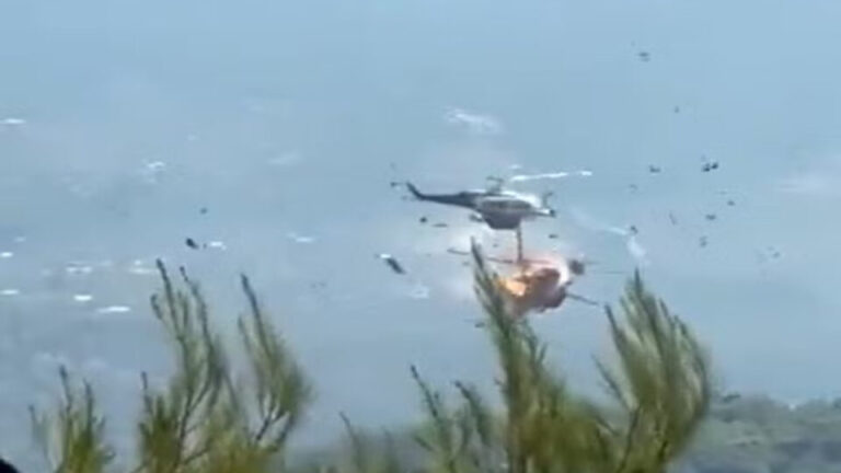 helicopteros-colidem-no-ar-durante-combate-a-incendio-na-grecia