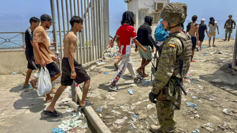 Sobe número de vítimas afogadas em meio à crise migratória em Ceuta sobe-numero-de-vitimas-afogadas-em-meio-a-crise-migratoria-em-ceuta