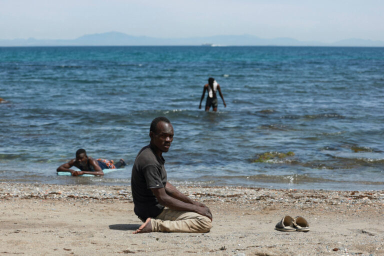 centenas-de-migrantes-dormem-em-praia-de-ceuta-apos-travessia-em-massa
