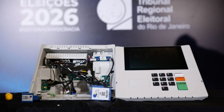 Urna eletrônica é aberta em transmissão ao vivo pela primeira vez urna-eletronica-e-aberta-em-transmissao-ao-vivo-pela-primeira-vez