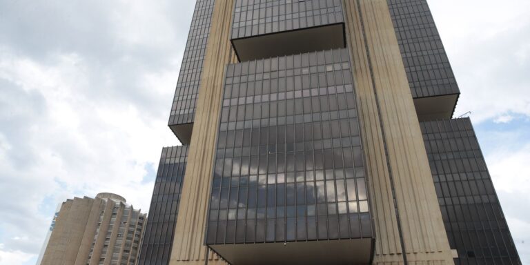 copom-reduz-taxa-basica-de-juros-de-14,25%-para-14%-ao-ano