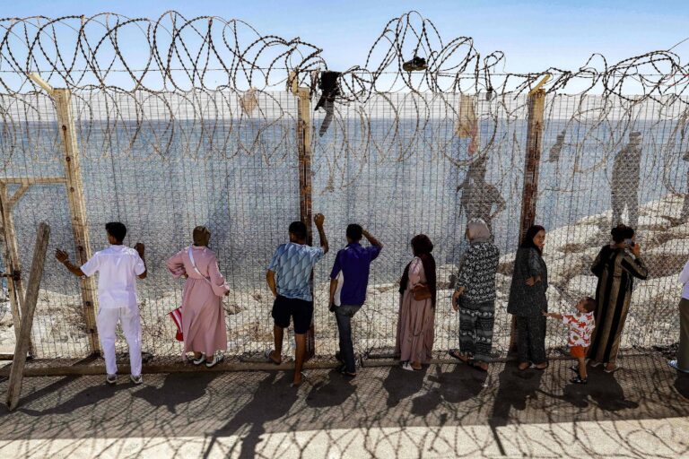 cerca-de-cem-migrantes-morreram-em-travessia-a-ceuta,-diz-lider-do-exclave