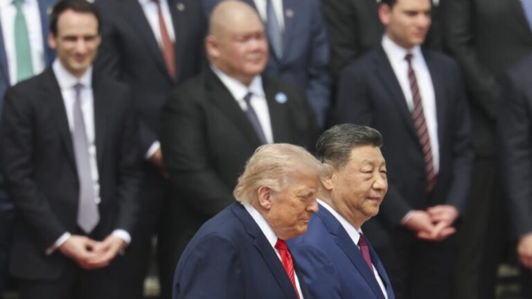 visando-a-china,-trump-impoe-tarifa-a-insumo-para-fabricar-paineis-solares-e-semicondutores