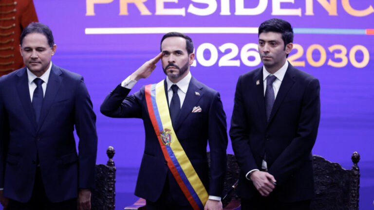 de-la-espriella-toma-posse-na-colombia-prometendo-liberdade-e-combate-ao-crime