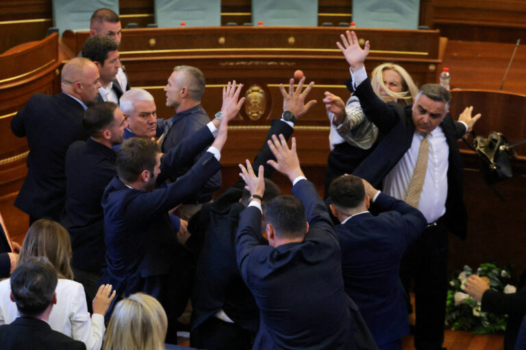 deputada-atira-ovos-contra-primeiro-ministro-interino-do-kosovo;-veja-video