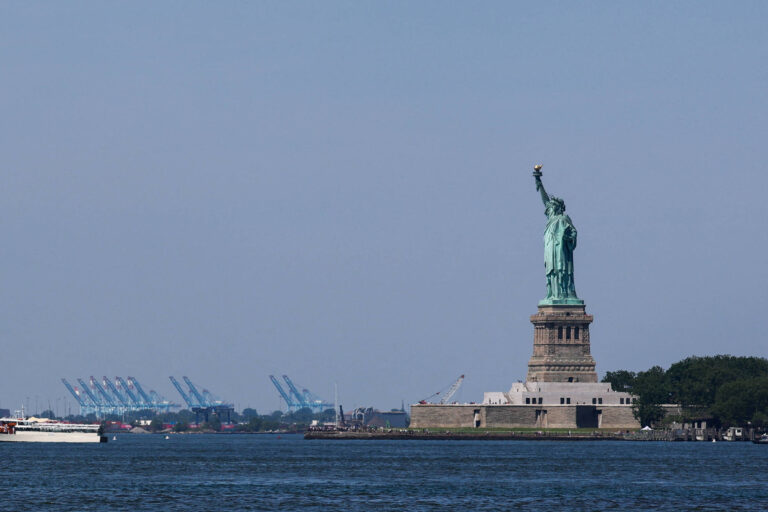 mae-e-filha-morrem-apos-barco-virar-perto-da-estatua-da-liberdade,-em-nova-york