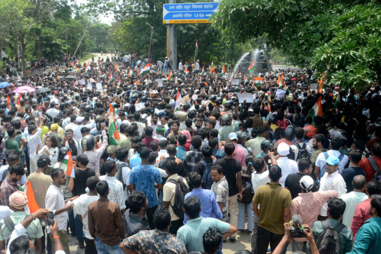 policia-reprime-protesto-de-jovens-contra-fraudes-em-concursos-na-india