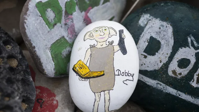 Fãs De ‘Harry Potter’ Fazem Empresa Desistir De Obra Sobre Túmulo Do Elfo Dobby fas-de-‘harry-potter’-fazem-empresa-desistir-de-obra-sobre-tumulo-do-elfo-dobby