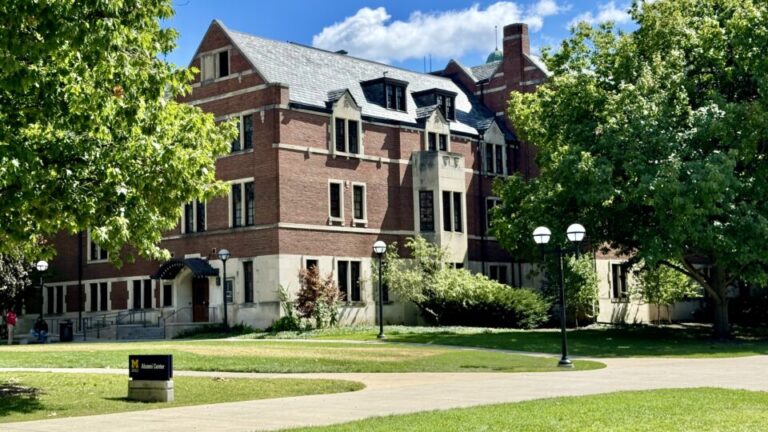 universidade-de-michigan-elimina-notas-de-calouros-para-combater-crise-de-saude-mental