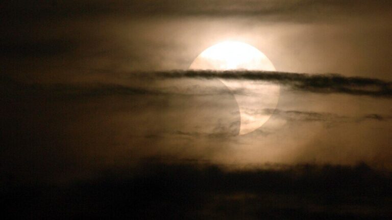 eclipse-solar-reduz-geracao-de-energia-na-europa;-veja-como-paises-se-preparam-para-o-fenomeno